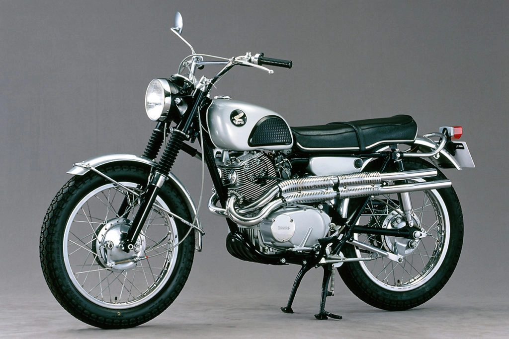 1962年に登場した日本初の『スクランブラー』モデル、ホンダのDREAM CL72 SCRAMBLER。250ccスーパースポーツの位置付けだったCL72を“サイレンサーサイド回しのアップタイプ”にするなどして『スクランブラー』化している。