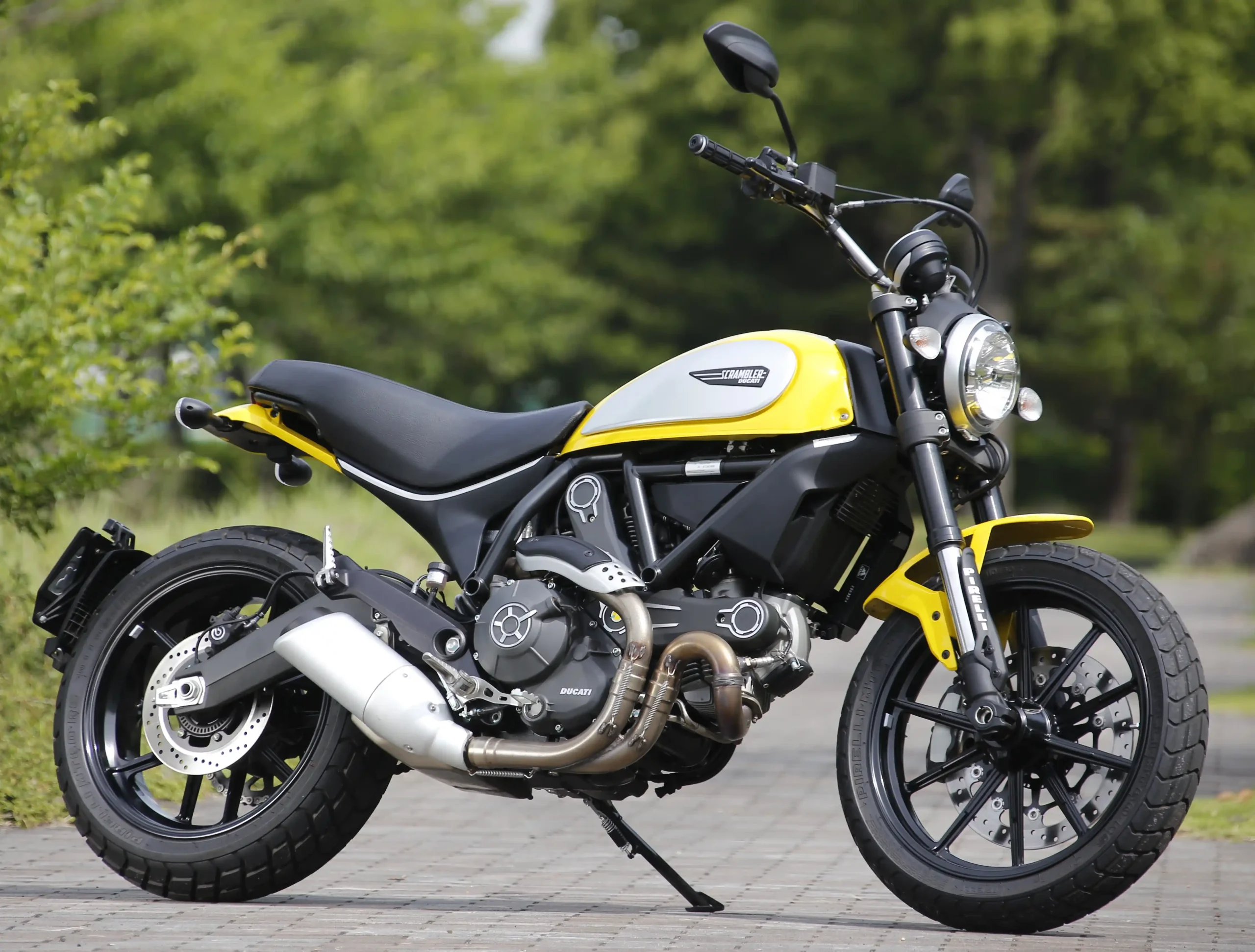 2015年に国内販売が開始されたイタリア・ドゥカティのScrambler icon。登場と同時にバカ売れし、400ccクラスのScrambler　sixty2（2016年/現在はディスコン）や、Scrambler1100（2018年）のラインナップを構築。現代の『スクランブラー』ジャンルの基盤を作った。