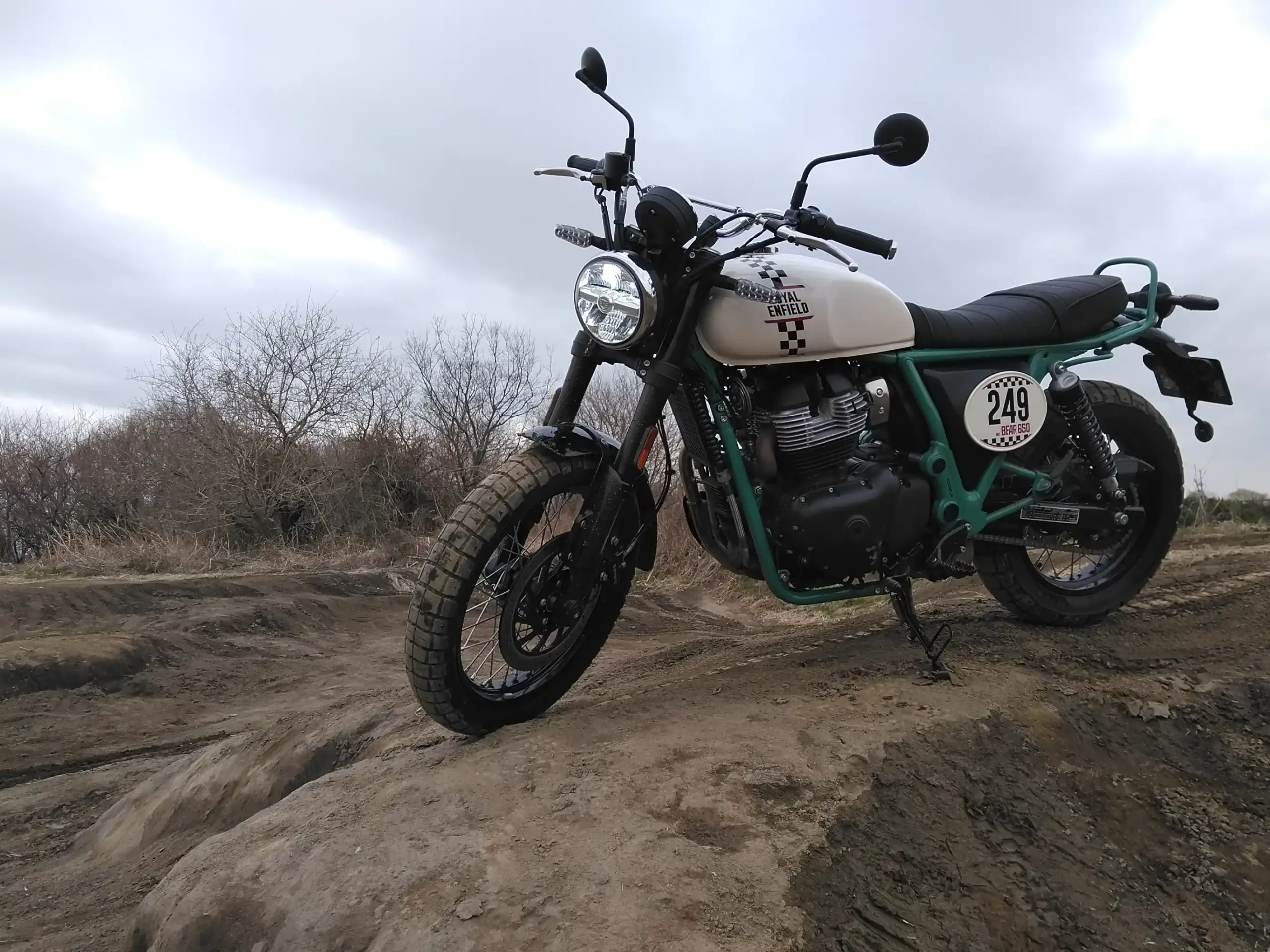 2025年に登場したロイヤルエンフィールド（インド）のBear650。クラシックスタイルのロードモデル　INT650をベースに『スクランブラー』化したモデルで、あくまで見た目重視の『スクランブラー』。オフロード走行性能に関してはほぼ考慮してないはず……なのだが意外とダート走行が楽しかった。