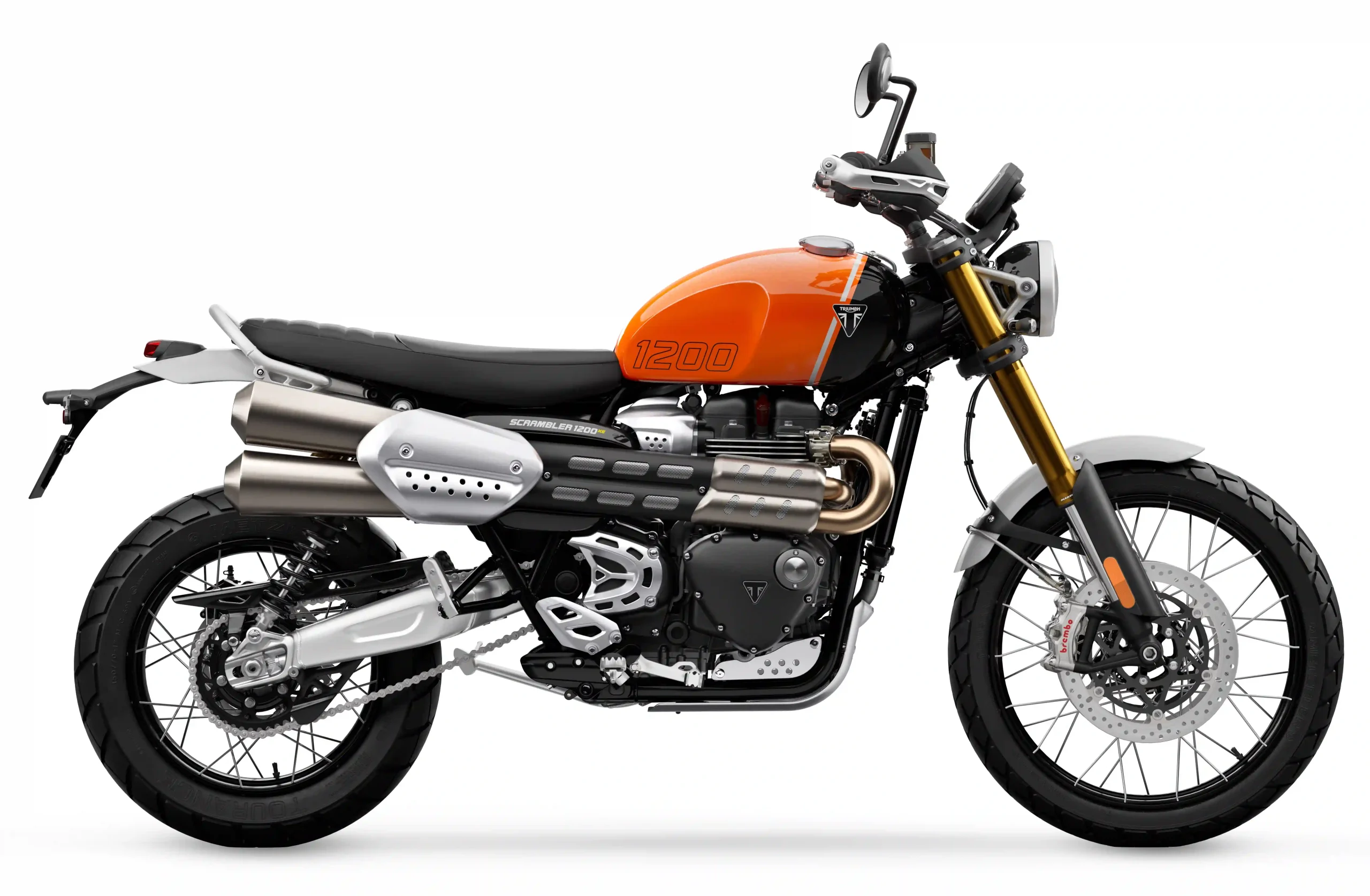フロント21インチホイールに250mmというロングストロークのフロントフォークが与えられ、しっかりオフロードを走れる『スクランブラー』として2019年に登場したSCRAMBLER 1200XE。これによりトライアンフの『スクランブラー』シリーズには、“オフロード走行を想定した『スクランブラー』”と、“スタイリング重視の『スクランブラー』”の両方がラインナップすることに……。写真は2024年モデルのSCRAMBLER 1200XE。