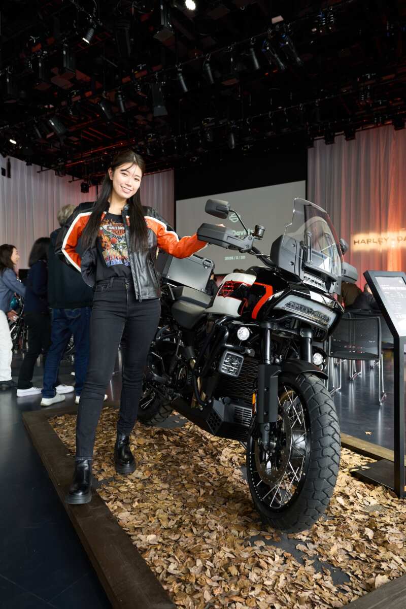 ハーレーのアパレルを着る成沢紫音（なるさわ しおん）さん。