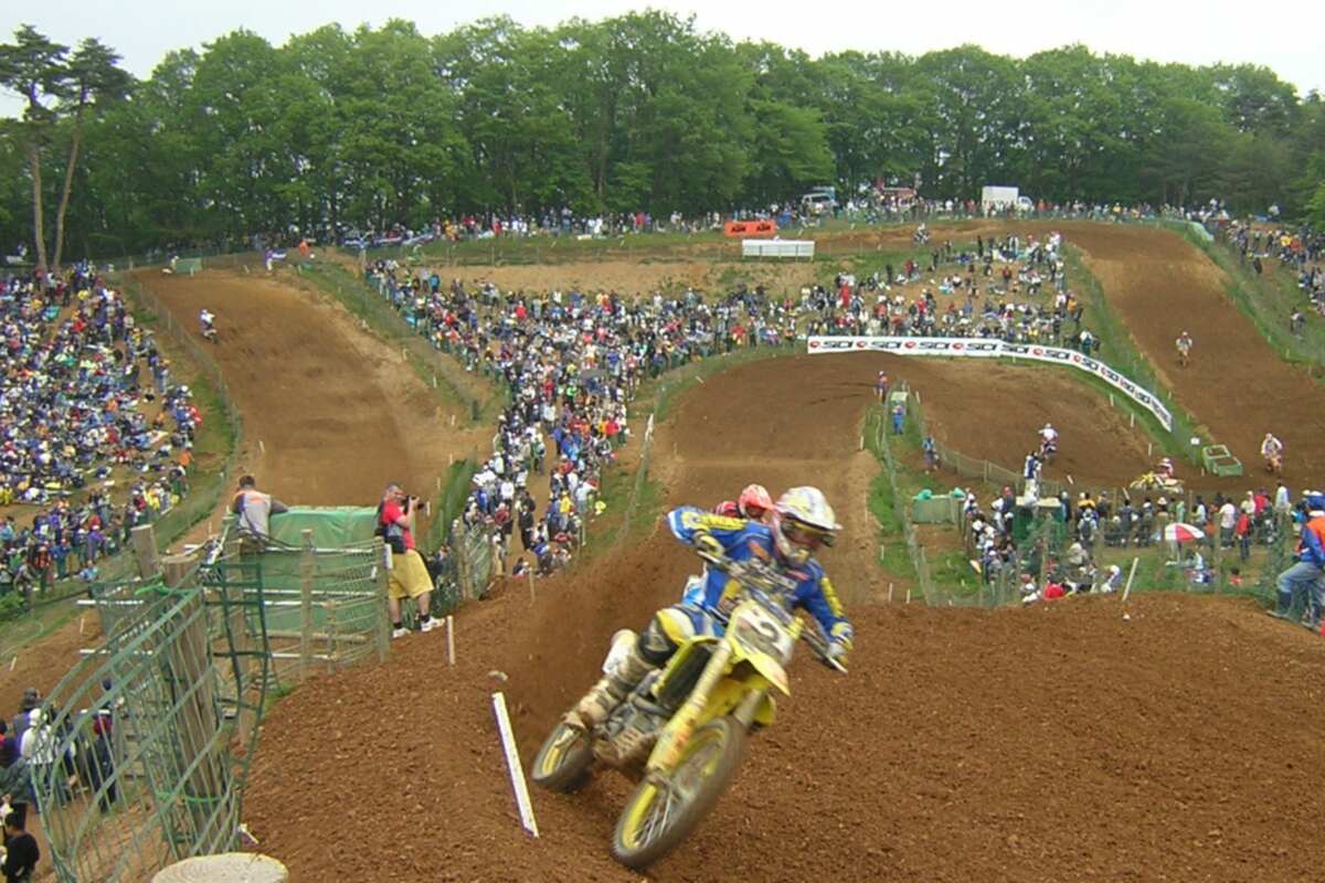 モトクロスは競技時間45分程度のスプリント競技。横一線に並んだ状態からの一斉スタートやド派手なジャンプ、サイドバイサイドの接戦などが見所の競技。写真はかつて日本（菅生スポーツランド）で行われたモトクロス世界選手権（WGP）の様子。