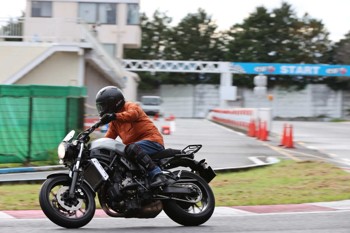 それでもハードルが高いというライダーには、レーシングスーツなどの専用装具が必要ない入門的なクラスも用意されている。