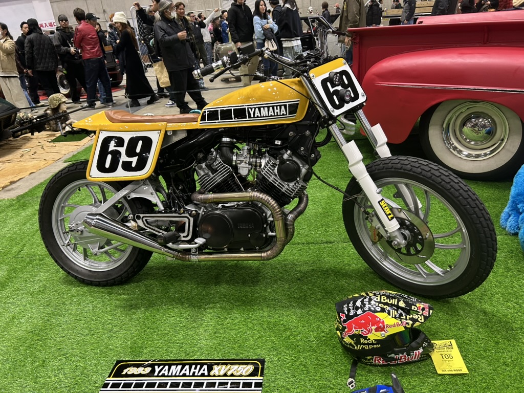 フラットトラックレーサースタイルのヤマハXV750。