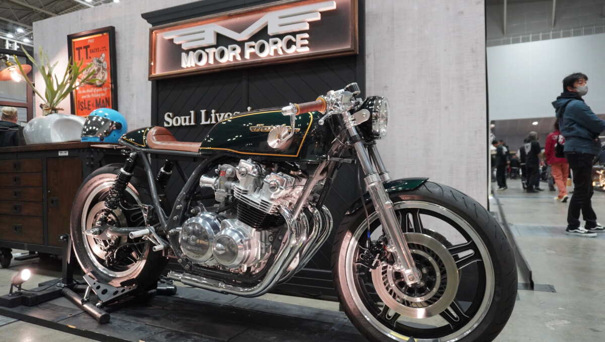 モーターフォースのCB750Fは、カフェレーサースタイル。