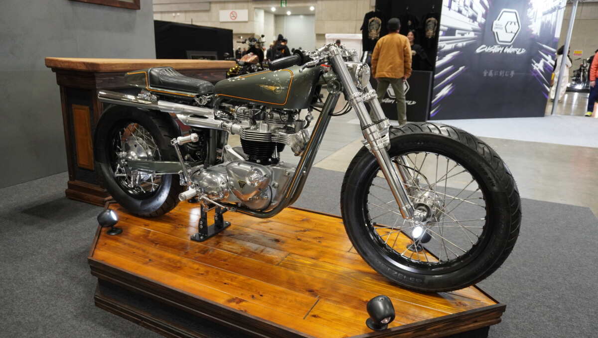 トライアンフTR6/平和モーターサイクル