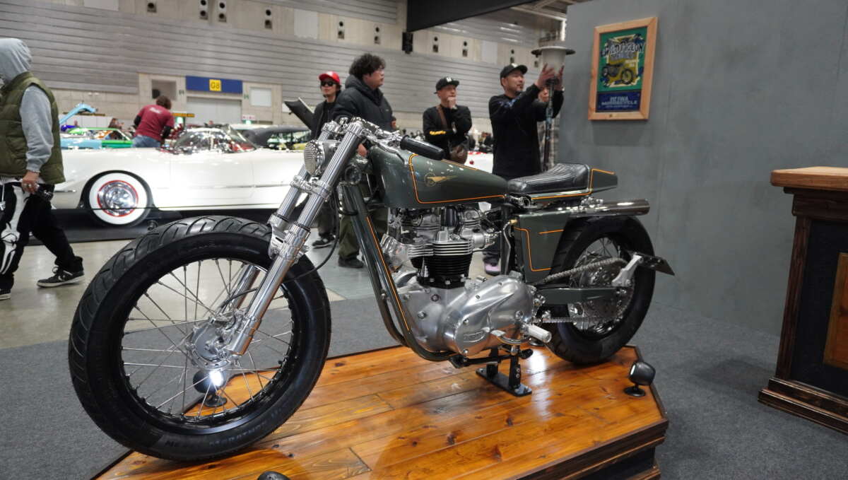 トライアンフTR6/平和モーターサイクル