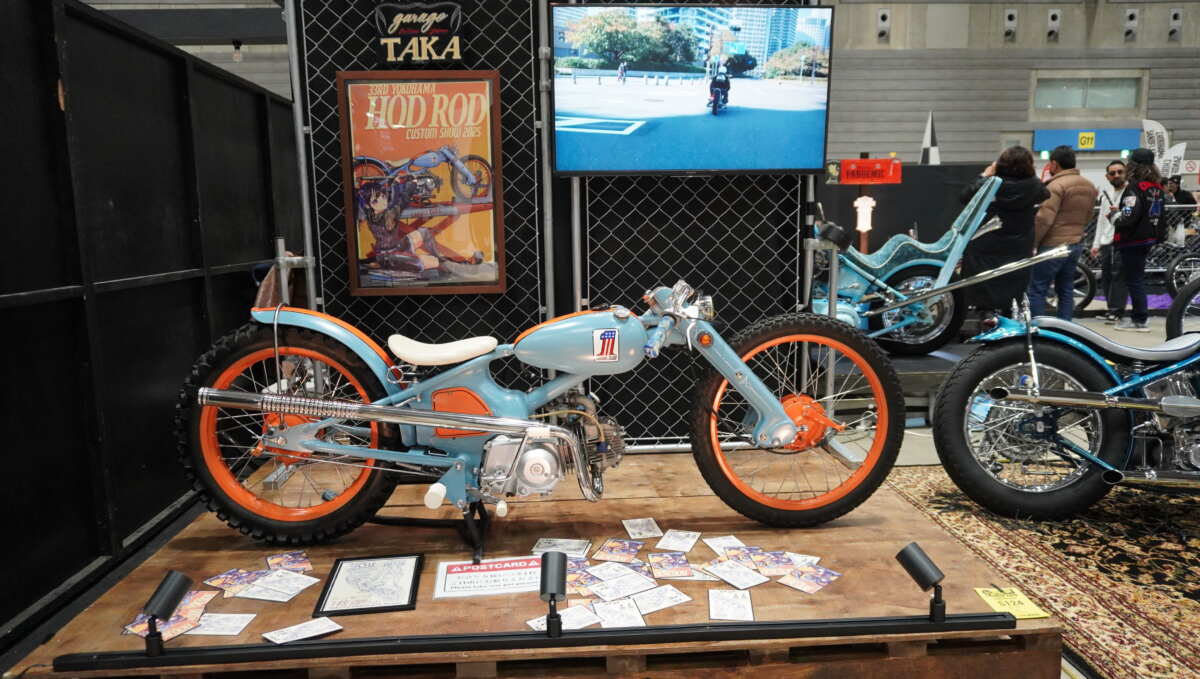 グースネックフレームでロー＆ロングのフォルムを強調したスーパーカブ。