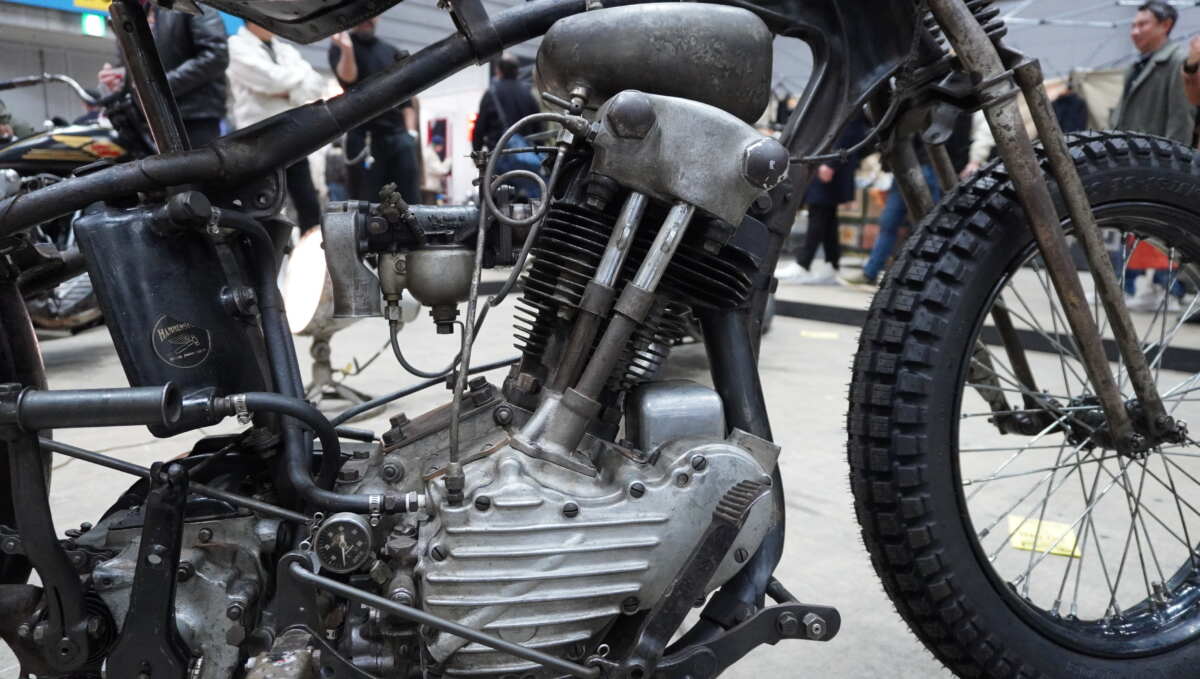 フロントシリンダーのみのナックルヘッドエンジン。