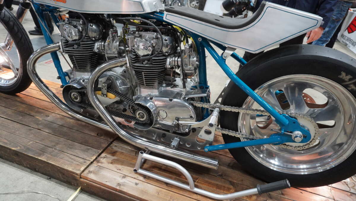 前後エンジンのクランクからの駆動力をチェーンを介して接続。驚きのモンスターエンジンだ。