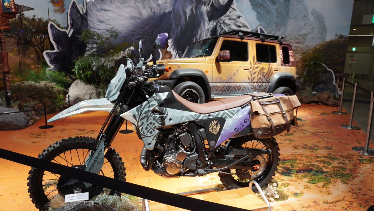 東京オートサロン2026のスズキブースにて展示されたDR-Z4S MONSTER HUNTER WILDS Edition。