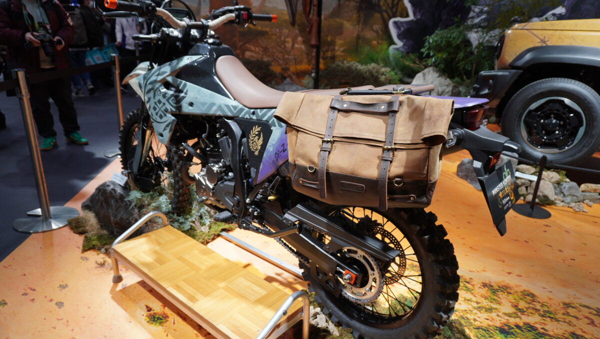 カプコンの人気ゲーム『モンスターハンターワイルズ』とコラボしたスズキ『DR-Z4S MONSTER HUNTER WILDS Edition』。