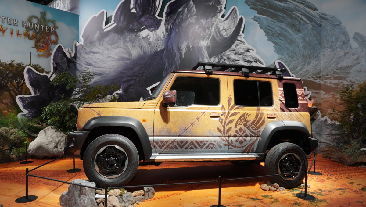 「もし、モンスターハンターの世界にSUZUKIがあったら」をテーマに、広大な砂原を駆け抜け、冒険へと飛び出すシーンをイメージ。悪路走破性と快適な居住性を両立したジムニーノマド。