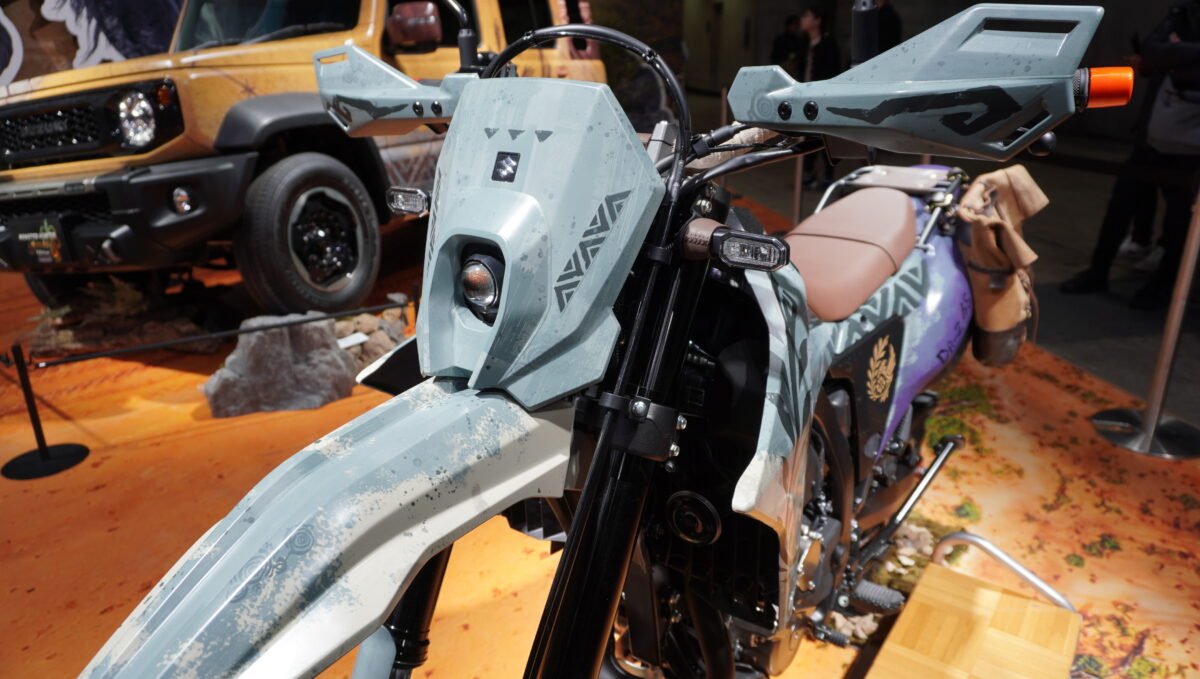 リアリティのあるダメージ加工風のグラフィックスが施されたDR-Z4S MONSTER HUNTER WILDS Edition。