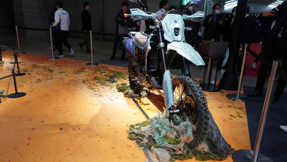 カプコンの人気ゲーム『モンスターハンターワイルズ』とコラボしたスズキ『DR-Z4S MONSTER HUNTER WILDS Edition』。