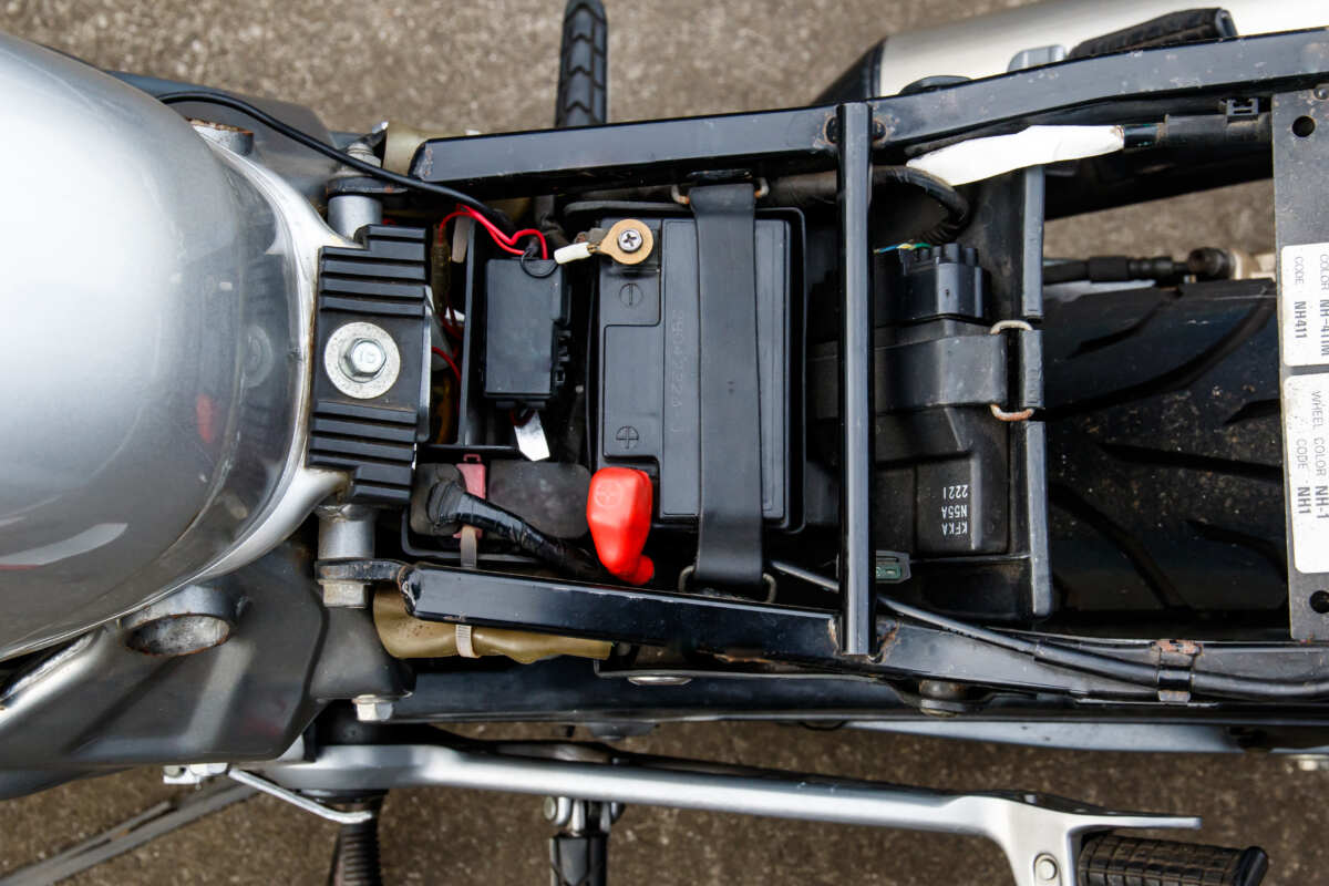 バイク バッテリー シート下