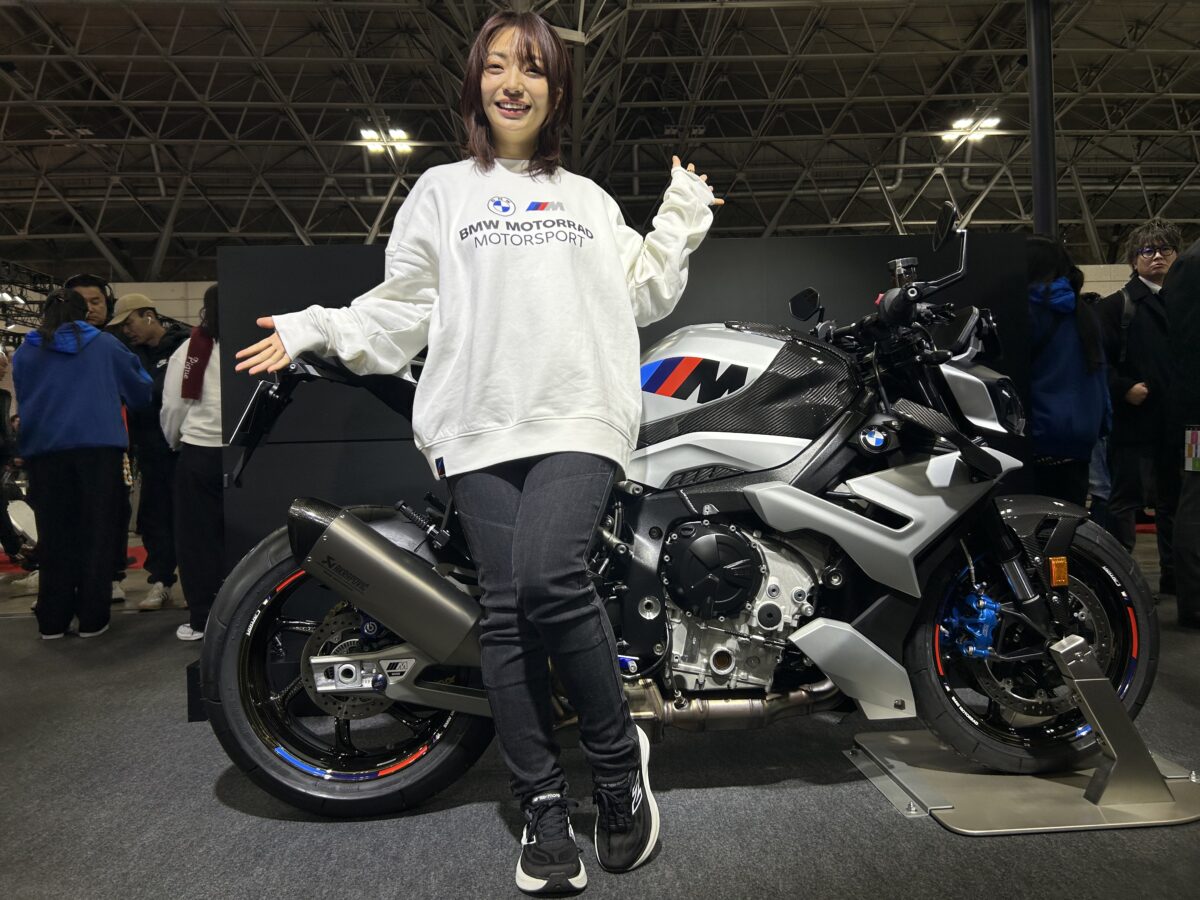 東京オートサロン2026のBMWブースにて、説明員として登場したカナイメグさん。