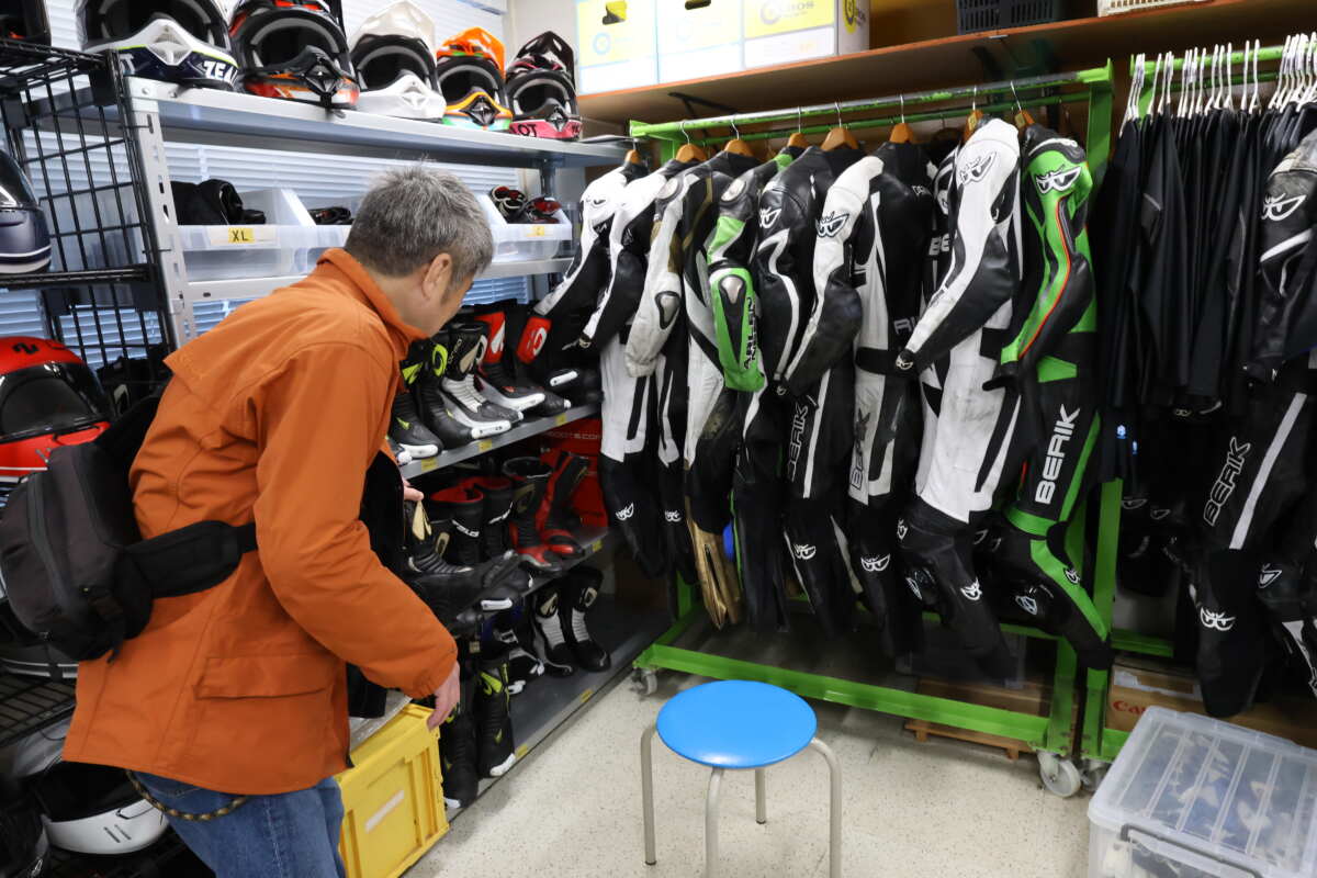 1日あたりの利用料金はレーシングスーツがレッドバロン会員1,000円/一般1,400円。レーシンググローブがレッドバロン会員300円/一般700円。レーシングブーツがレッドバロン会員500円/一般900円(3点セットの場合レッドバロン会員1,500円/一般2,500円)。ヘルメットがレッドバロン会員500円/一般900円。全て参加申し込み時の事前予約制となっている。