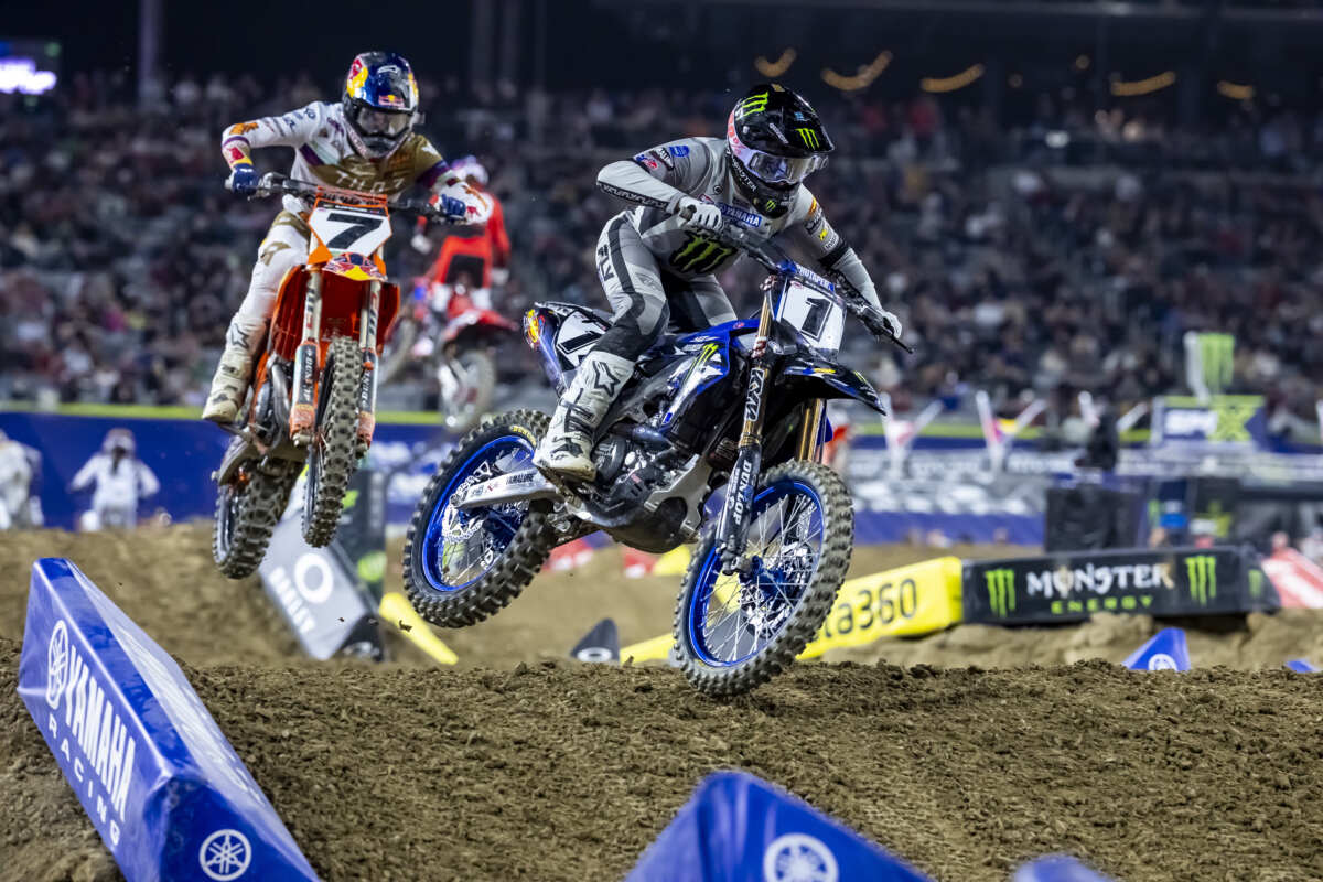 オフロード系の競技といってまず思い浮かぶのがモトクロス。このモトクロス競技でのパフォーマンスを最大限高めたモデルがモトクロッサーである。写真はモトクロスの花形AMAスーパークロスでヤマハ・YZ450Fを走らせるクーパー・ウエブ選手(2026AMAスーパークロス 第2戦サンディエゴ大会)。