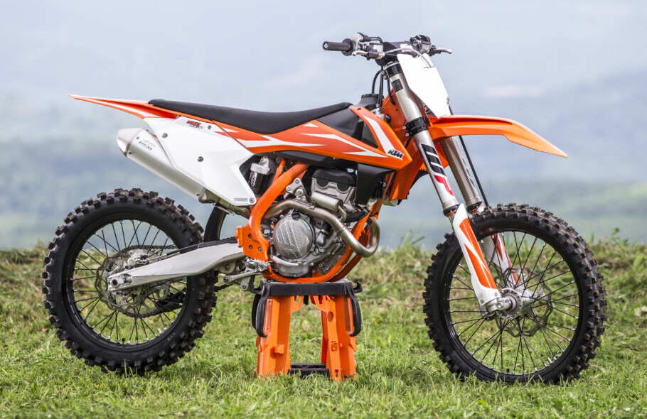 KTMのモトクロッサー・250SX-F(2018モデル)。軽量化のためにサイドスタンドがなく、スタンドがないと自立できない。