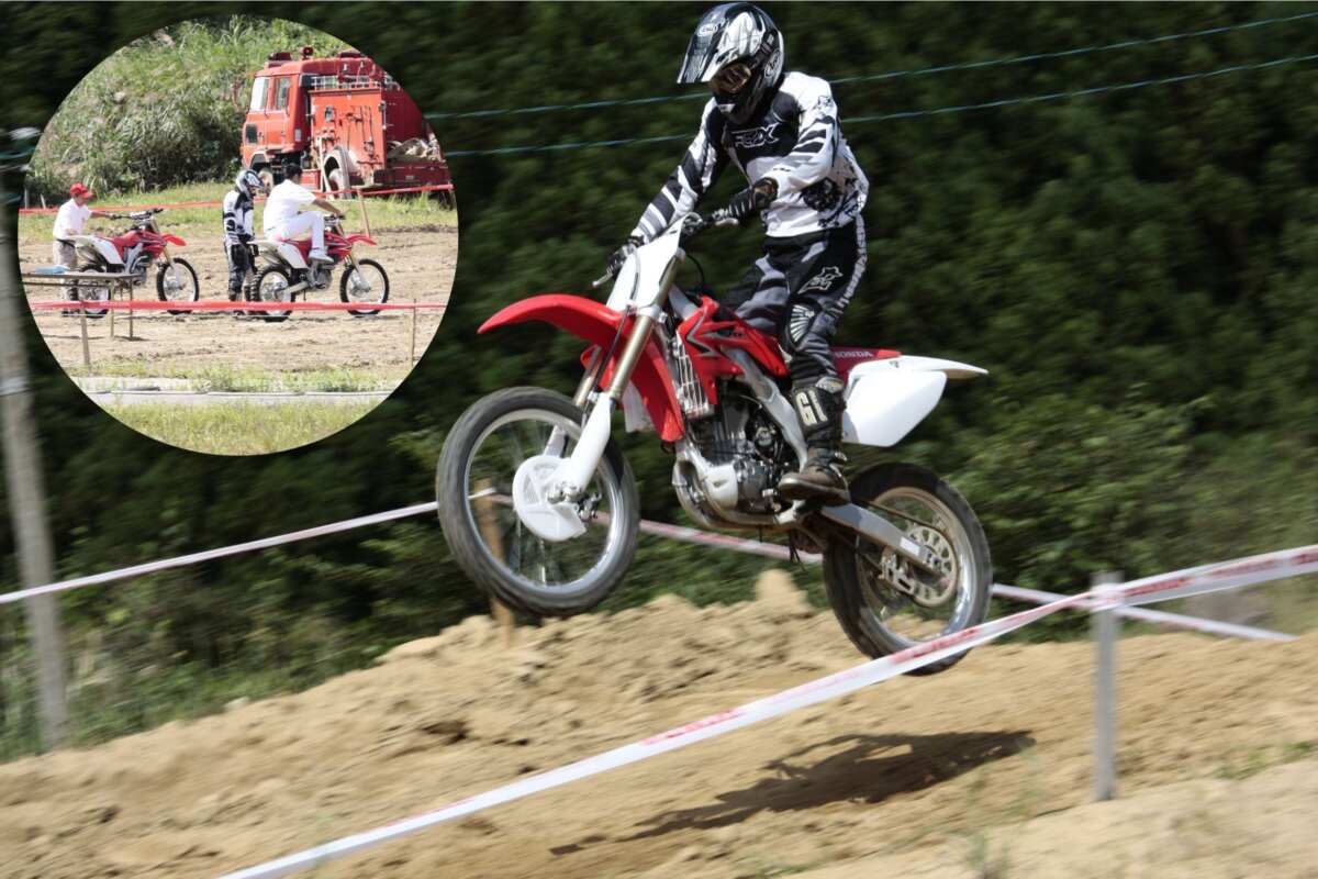 筆者(谷田貝 洋暁)が初めて450ccフルサイズのモトクロッサーに乗ったのはホンダがモトスポーツランドしどきで行った2008年のオフロードモデルの試乗会。CRF450Rに乗ろうと思ったのだが、まずキックスタートができず試乗会スタッフにエンジンをかけてもらい。ようやく走り出せると思ったら、いきなりマクレてそのままウイリー。たまたま名物の大坂に差し掛かってフロントタイヤは着地したのでことなきを得たが、いまだに僕のウイリー距離の最長記録はあのマクレた時の“まぐれウイリー”を超えられていない(笑)。写真はその時のものでまんまとスタッフにキックしてもらっているところが証拠に残っていた(笑)。