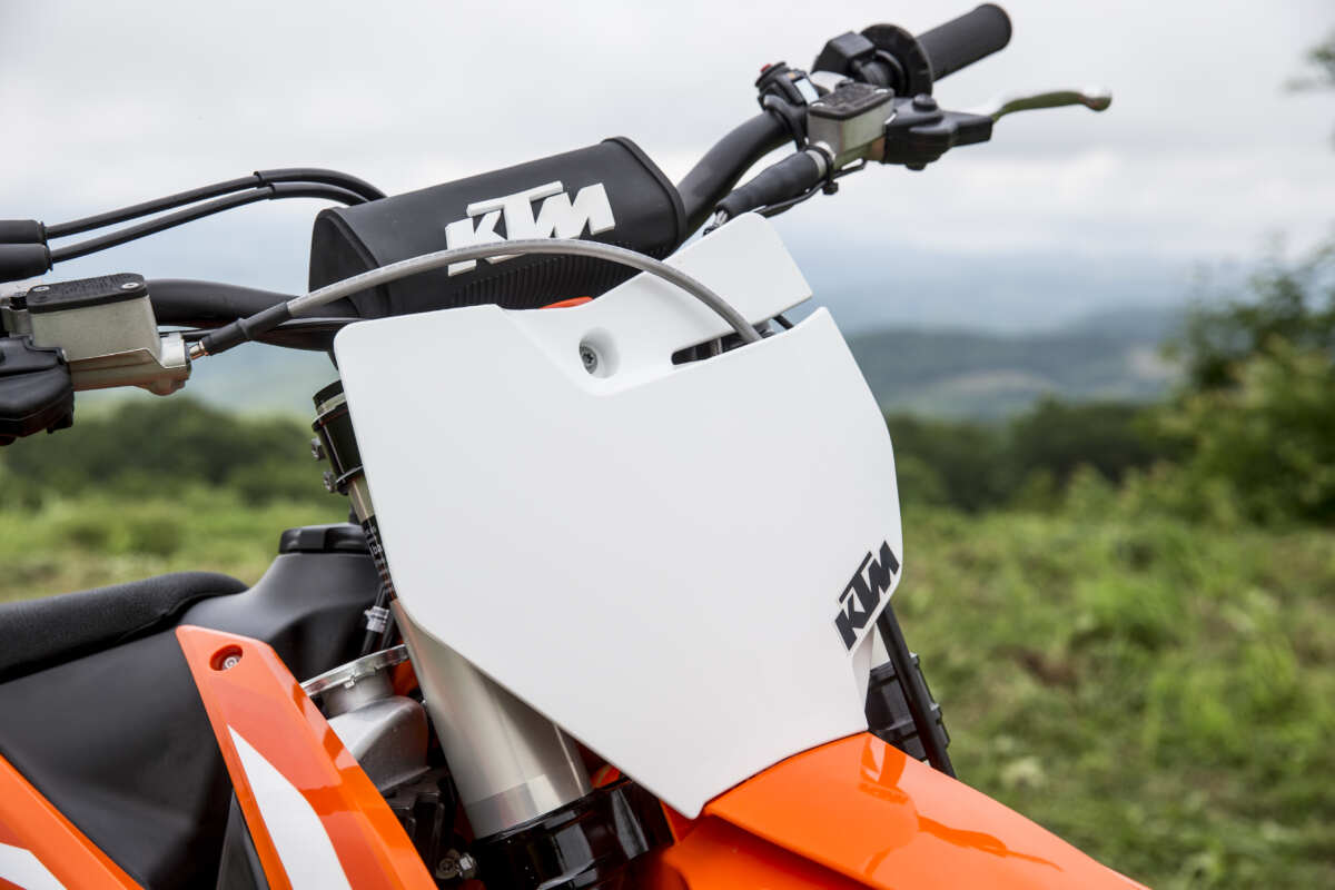 モトクロッサーのフロントマスクはヘッドライトもウインカーもなく、ゼッケンを貼る場所になっている。