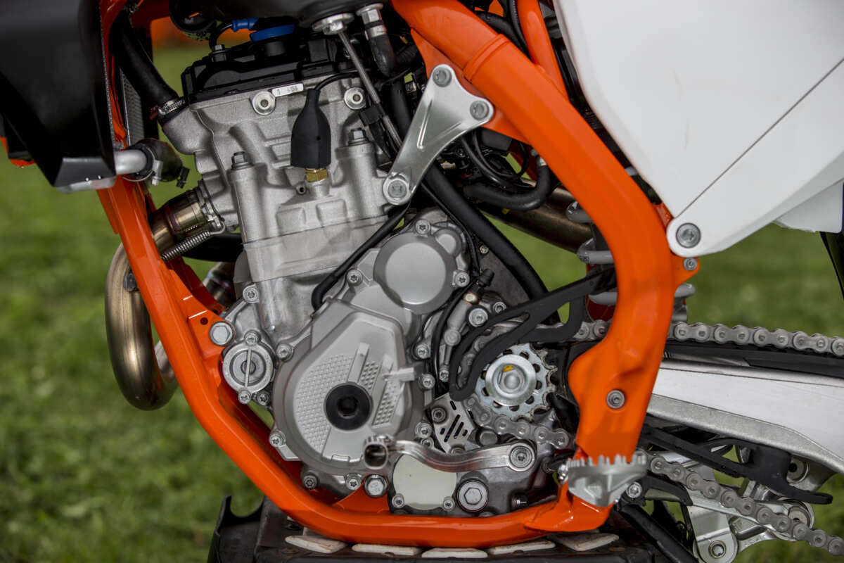 KTMの250SX-F(2018モデル)の場合、ギヤは5速。5速しかないのではなく“5速までしか必要ない”からない。実際コースを走らせててみても、使うのは1〜3速がメインで、僕の場合4速や5速に入れた記憶がない(笑)。