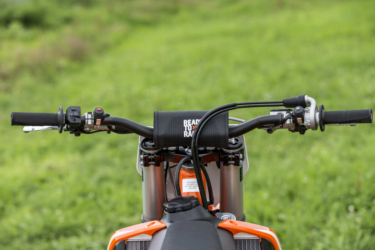 イグニッションもなければ、速度を表示するメーター(稼働時間を表すアワーメーターはある場合も)もない。ただし最近はモトクロッサーでもキック始動オンリーではなく、セルスターターを備えたモデルが増えた。