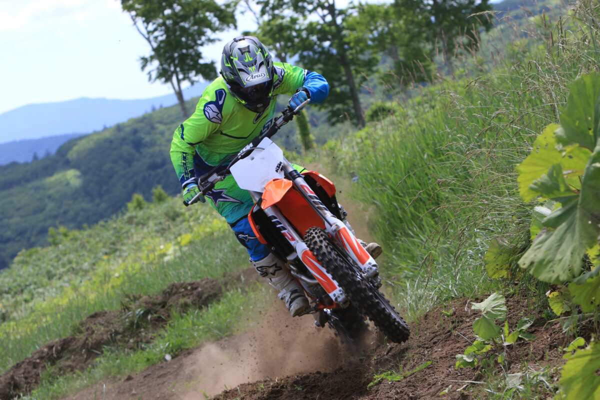 モトクロスコースはクローズドされた環境で公道ではないので、走らせるのにバイクの運転免許の必要はない。当然排気量にも制限はなく、85ccの2ストマシンだろうが、450ccのモトクロッサーだろうと免許なしで乗ることができる。ただ“乗る”のと“扱う”のは話は別だが……。写真は2018年モデルのKTM 250SX-Fを走らせる筆者 谷田貝 洋暁。