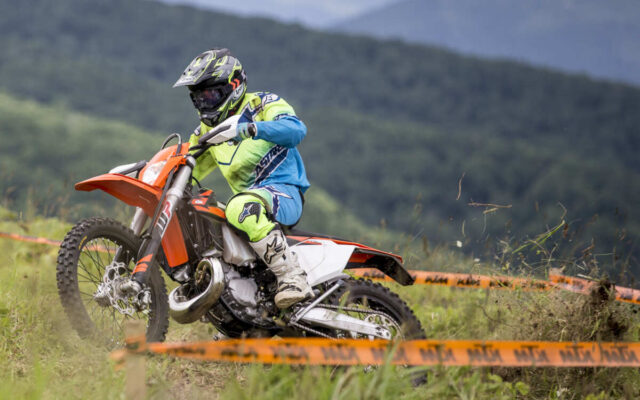 なぜ？　どうして？　オフロード！！　㉒「コンペティションモデル　その2　ーモトクロッサーとエンデューロレーサーー」。写真はKTMのエンデューロバイク　250EXC TPI（2018モデル）を走らせる筆者。