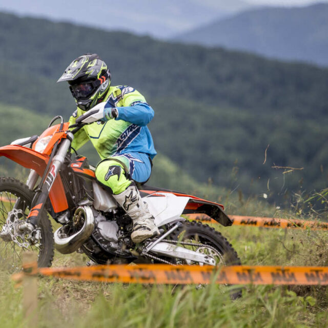 なぜ？　どうして？　オフロード！！　㉒「コンペティションモデル　その2　ーモトクロッサーとエンデューロレーサーー」。写真はKTMのエンデューロバイク　250EXC TPI（2018モデル）を走らせる筆者。