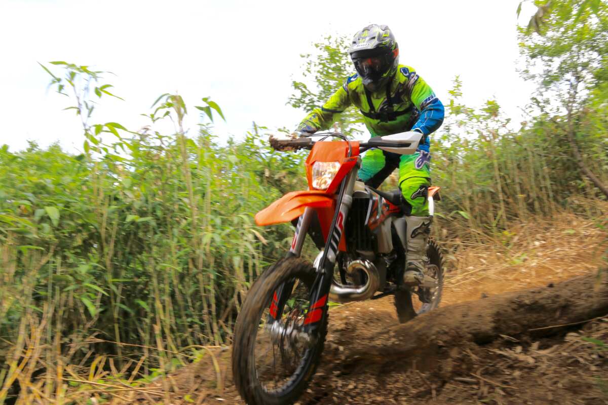 広いコースを走るモトクロスとは違い、狭く難所をひたすら走り続けるエンデューロレース。このためエンデューロレーサーは、“難所での扱いやすさ”や“疲れにくさ”も重要になる。写真はKTMのエンデューロバイク　250EXC TPI（2018モデル）を走らせる谷田貝　洋暁。