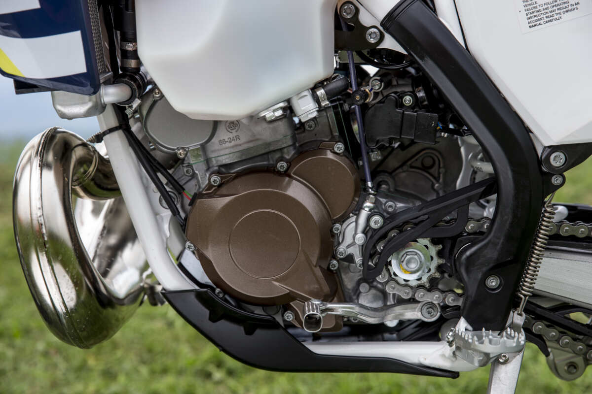 モトクロッサーが5速ギヤなのに対し、エンデューロレーサーは6速ギヤが主流。公道移動区間で6速を使う他、ゲレンデや砂漠などのオープンスペースの高速区間では高いギヤも必要になる。