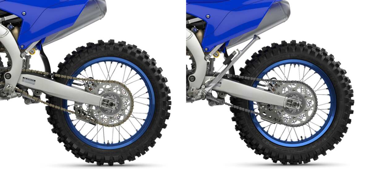 ヤマハの『コンペティションモデル』のリヤタイヤ比較。左がモトクロッサーのYZ450F（リヤホイールサイズ19インチ）で、右がエンデューロモデルのYZ450FX（リヤホイールサイズ18インチ）。……ホイール径に違いはあるものの、外径に関してはほぼ同じでタイヤのエアボリュームに大きな違いがあることがわかる。またサイドスタンドの有無も特徴的。