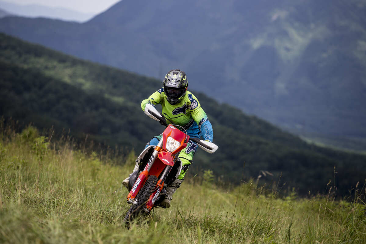 写真はKTMのエンデューロバイク　250EXC TPI（2018モデル）を走らせる谷田貝　洋暁。モトクロッサーと比べるとスロットルが開けやすく、難所でもタイヤが地面を掴んでくれるのがよくわかる。おかげで変な力が入らないから疲れにくいのだ。