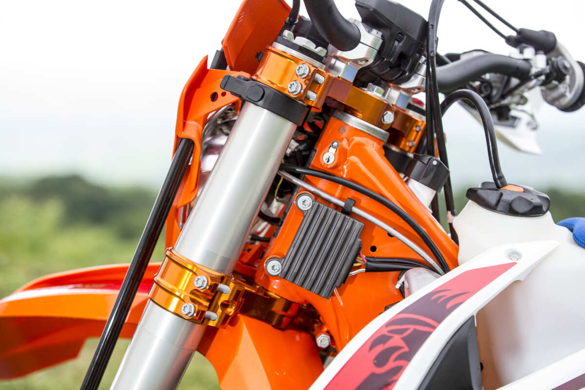 ハンドルロック機構（ステムシャフトにある鍵穴がそう）は付いているものの、イグニッションキーはない。