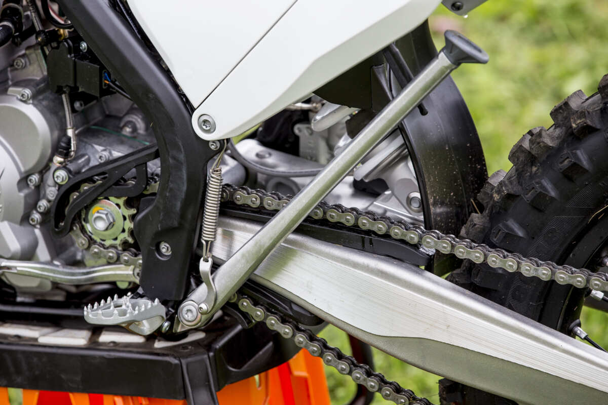 モトクロッサーがサイドスタンドがそもそもないのに対し、エンデューロレーサーは駐輪できるようサイドスタンドを装備。ただしサイドスタンドをかけたまま跨がれるような強度に作られていないので、サイドスタンドを払ってから乗車する。