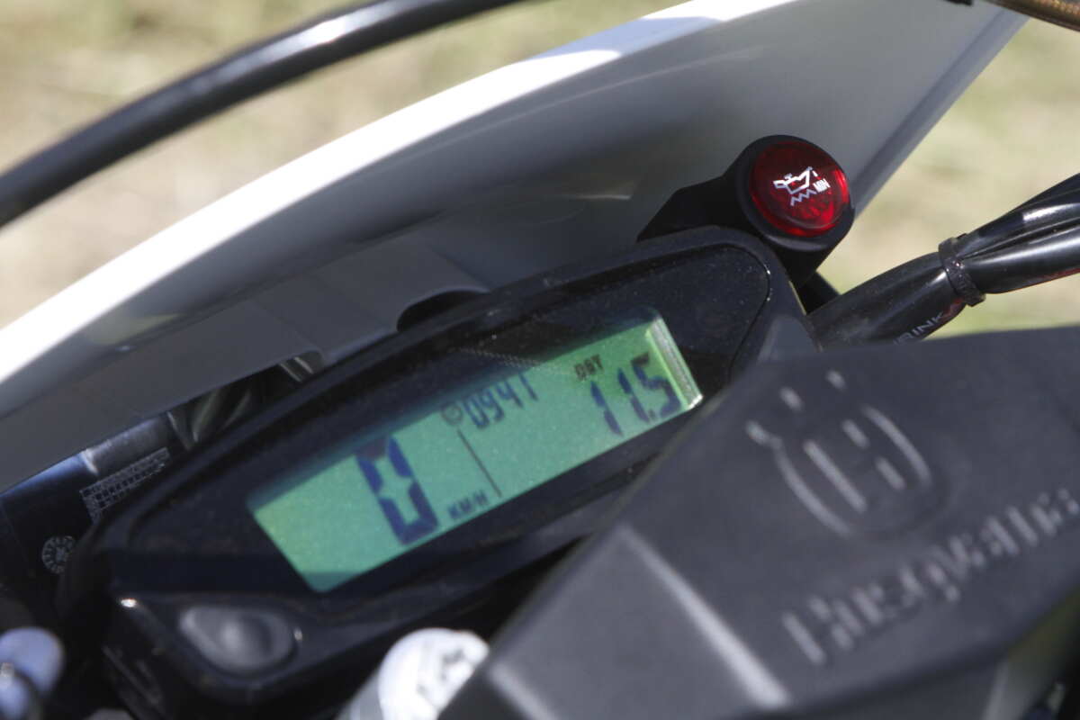 エンデューロレーサーは、公道での法定速度を守る必要があるためスピードメーターを装備する。ただしイグニッションキーはないのが普通だ。