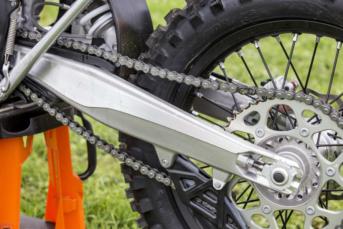 『コンペティションモデル』は、モトクロッサーもエンデューロレーサーも室内保管前提。雨ざらし駐輪されるように作られておらず、アルミパーツにクリア塗装が吹かれてなかったり、チェーンなどもシールチェーンではなく頻繁な整備が必要なノンシールチェーンで錆びやすい。