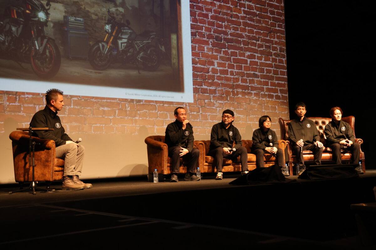 スタイリングに拘ったGSX-8T／8TTらしく雰囲気のいい会場で行われた技術説明会。しかも、モータージャーナリストであるノア セレン氏（左）迎えトークショー形式で開催。