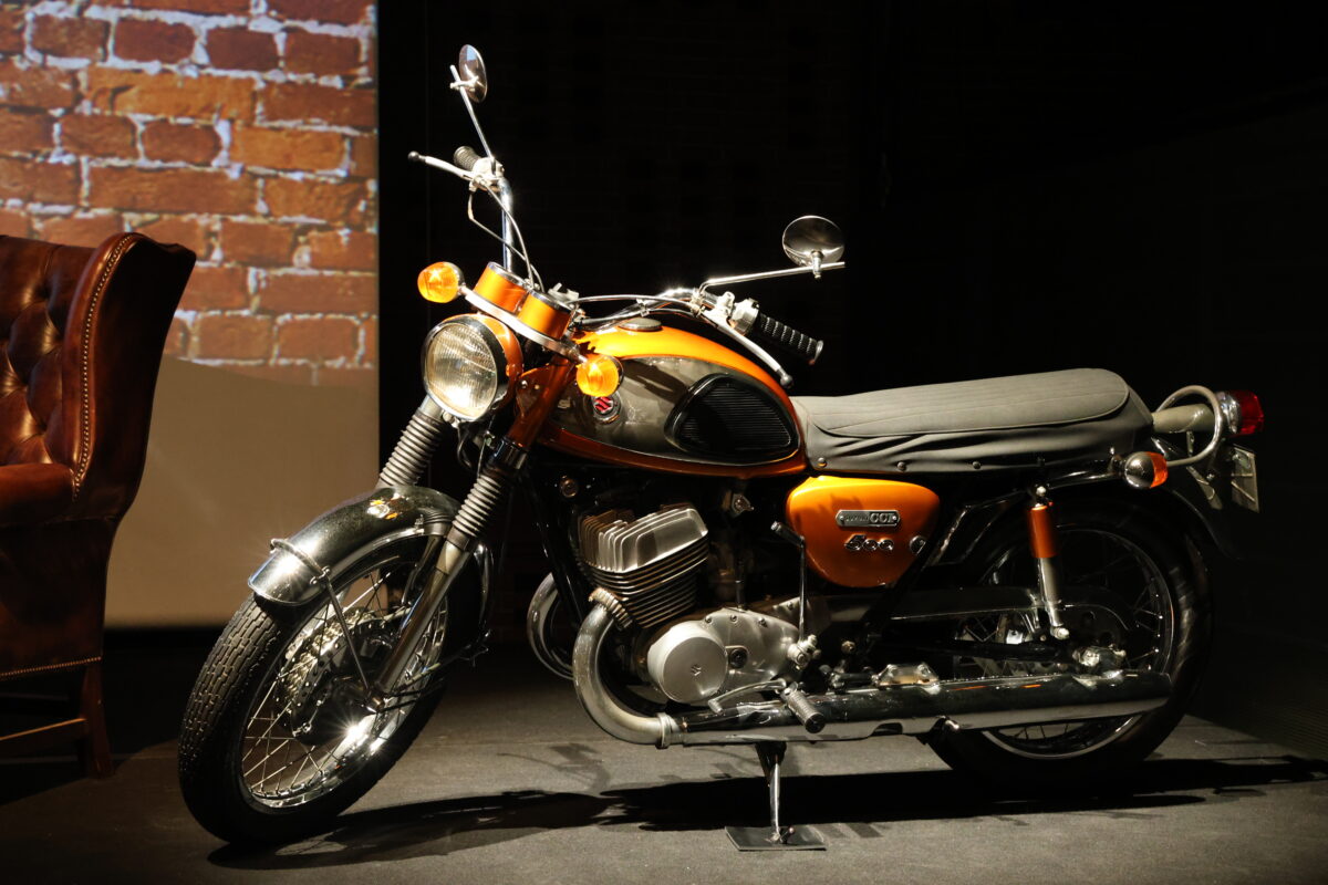 GSX-8T／8TTのデザイン制作のキーとなったT500（1968年）。空冷２サイクル並列２気筒エンジンを搭載したモデルで、タンクのラインがGSX-8T／8TTのモチーフになっているとか。