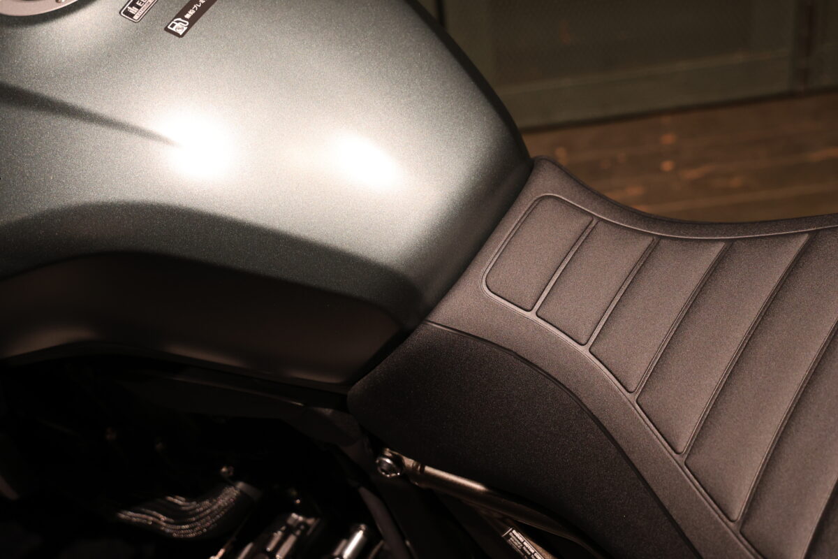 GSX-8Sに対しタンク容量を2ℓアップして跨り部のボリューム感をアップ。またシートの材質に高密度ウレタンフォームを採用することで座り心地を良くしている。