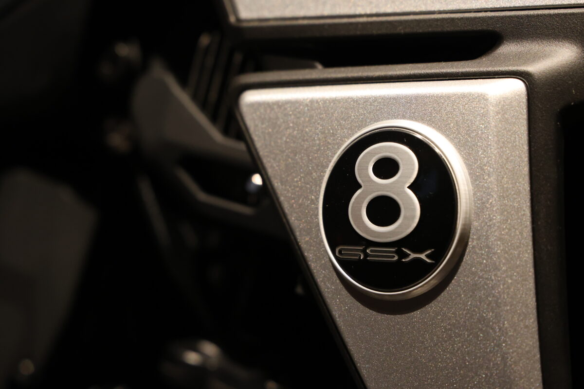 ビリヤードの種目である「エイトボール」をエンブレムのキーデザインにしているGSX-8T＆8TT。