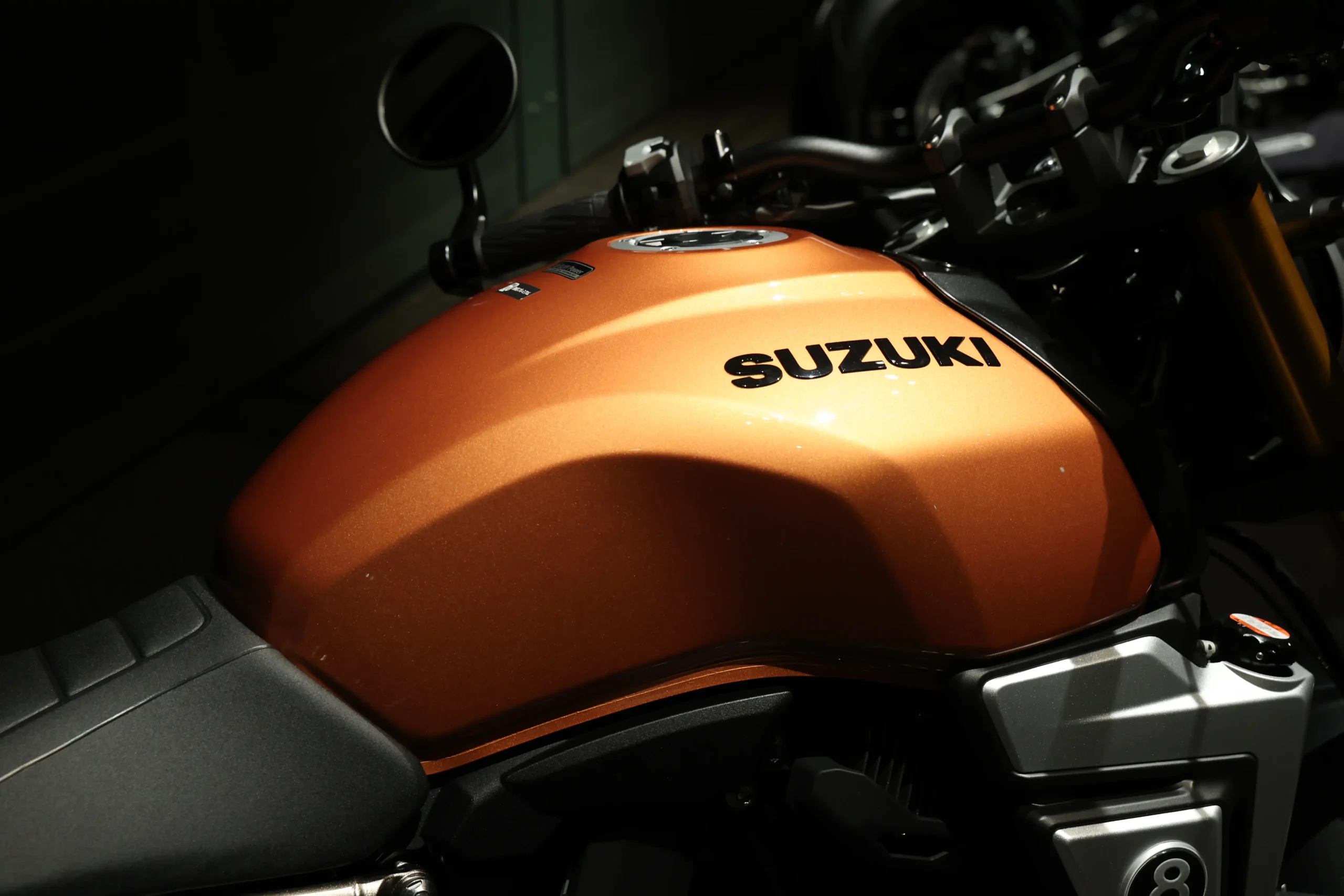 GSX-8Sに対し2ℓ増の16ℓ（正確には16.5ℓ）の燃料タンク容量を確保。WMTCモード値燃費23.4km/ℓで計算するとワンタンクの航続距離は374kmとかなりロングディスタンス。