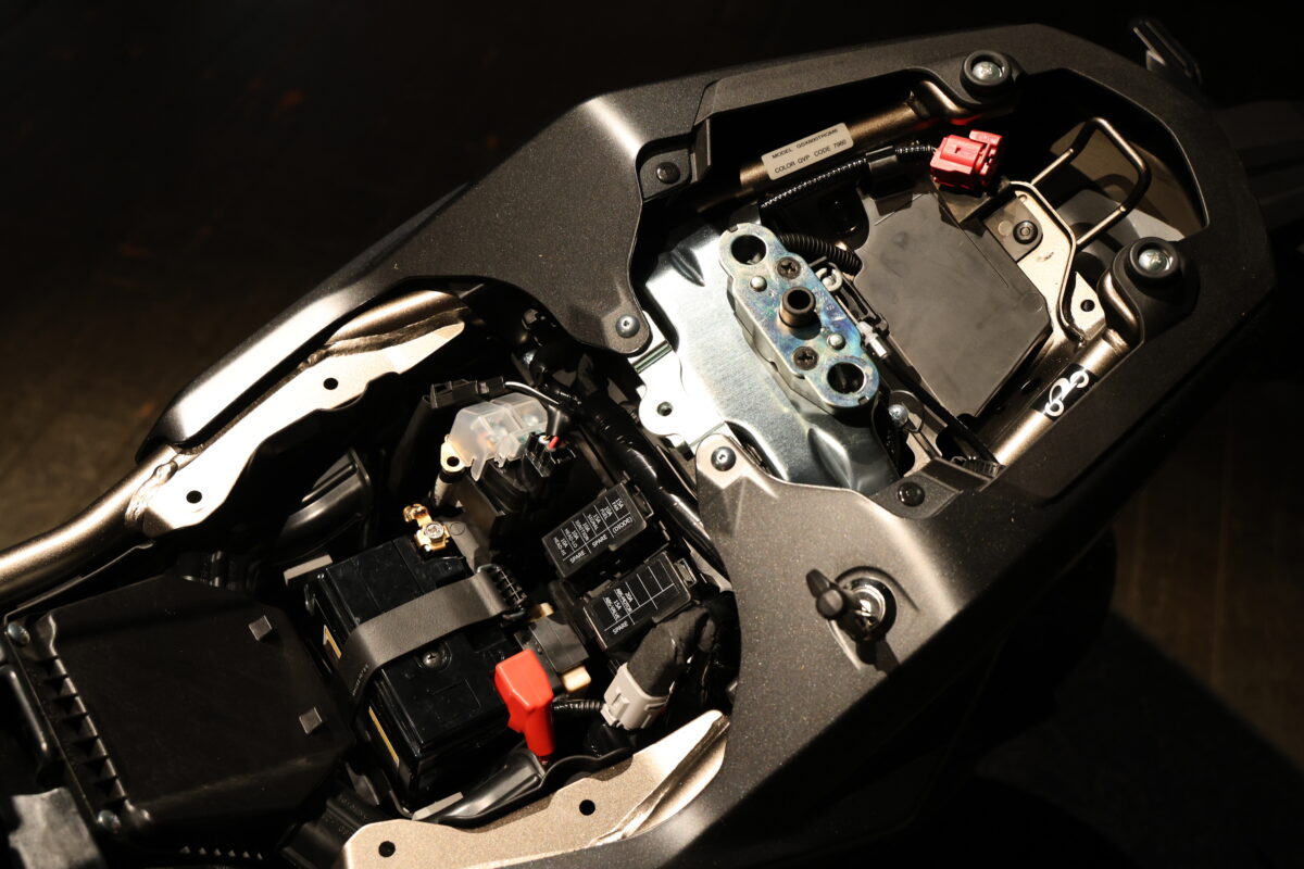 シート下スペースは、コンパクトなリチウムイオンバッテリーを採用したことで若干の余裕あり。タンデムシート下にはETC車載器が収まりそうだ。