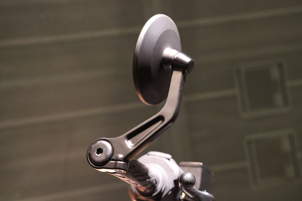 拘りのバーエンドミラー。アルミ鋳造製とのことだがビレットパーツのようなスタイリングと共に操縦安定性や視認性にも真面目に取り組んでいる。