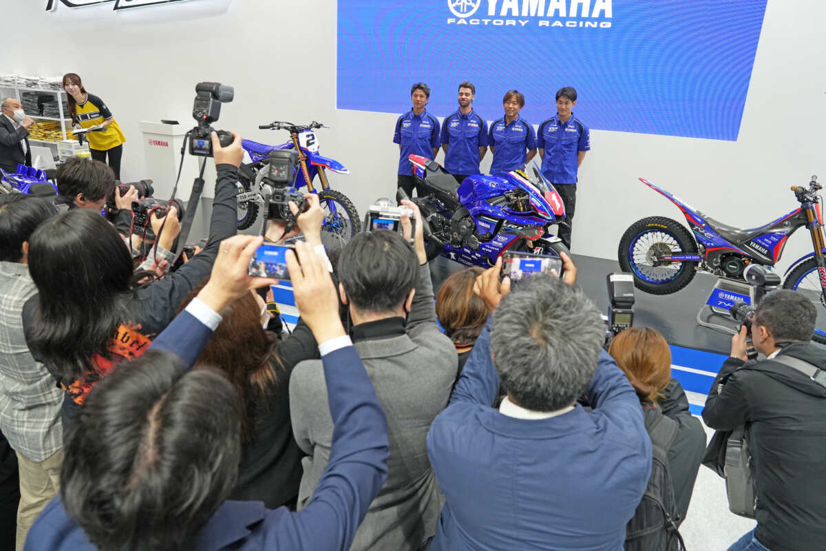 報道陣が押し寄せた東京モーターサイクルショーのヤマハブース。