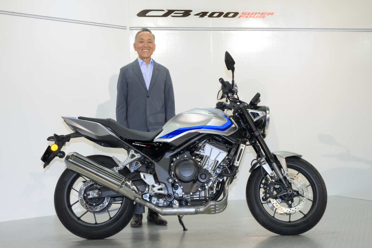 大阪モーターサイクルショー2026にて世界初公開されたホンダCB400スーパーフォア Eクラッチ コンセプトとホンダモーターサイクルジャパン室岡克博代表取締役社長。画像提供 ホンダモーターサイクルジャパン