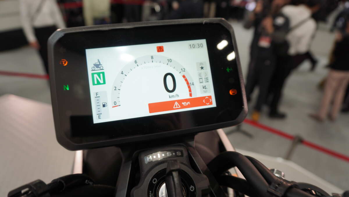 大阪モーターサイクルショー2026にて世界初公開されたホンダCB400スーパーフォア Eクラッチ コンセプトのメーター。撮影:青木タカオ