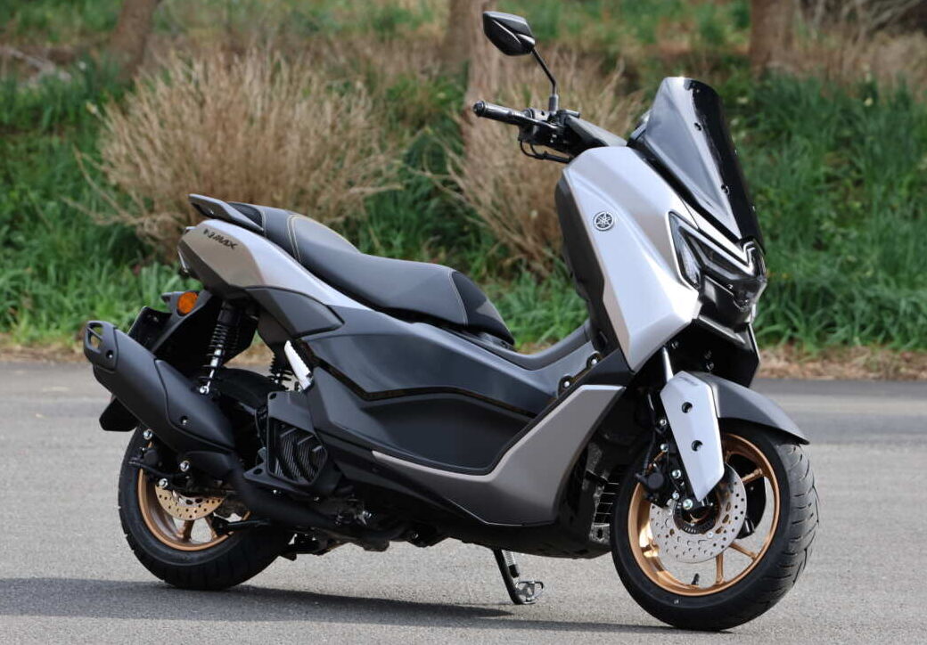 YAMAHA NMAX155。水冷4スト単気筒SOHC 4バルブ155ccエンジンを搭載した軽二輪クラススクーターで、持ち前の低回回転域のトルクと高回転域の伸びを両立するVVA（可変バルブタイミング機構）に加え、2025年のモデルチェンジでは『電子制御CVT（YECVT）』を搭載。